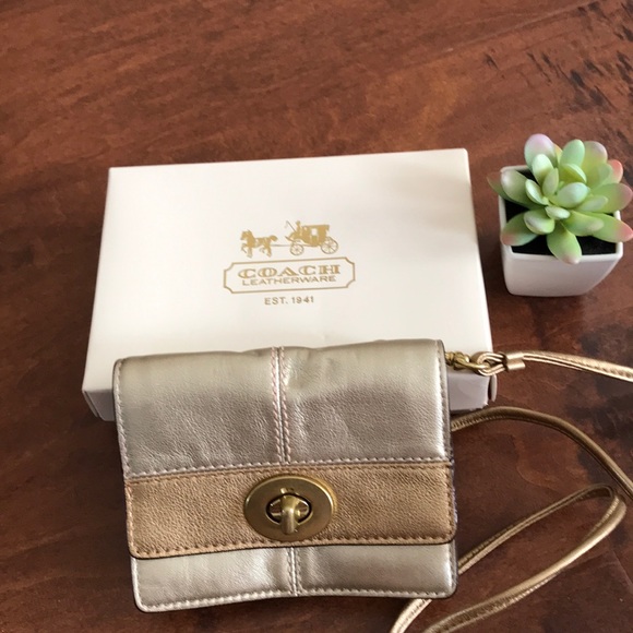 Coach mini crossbody in gold. - Picture 6 of 7